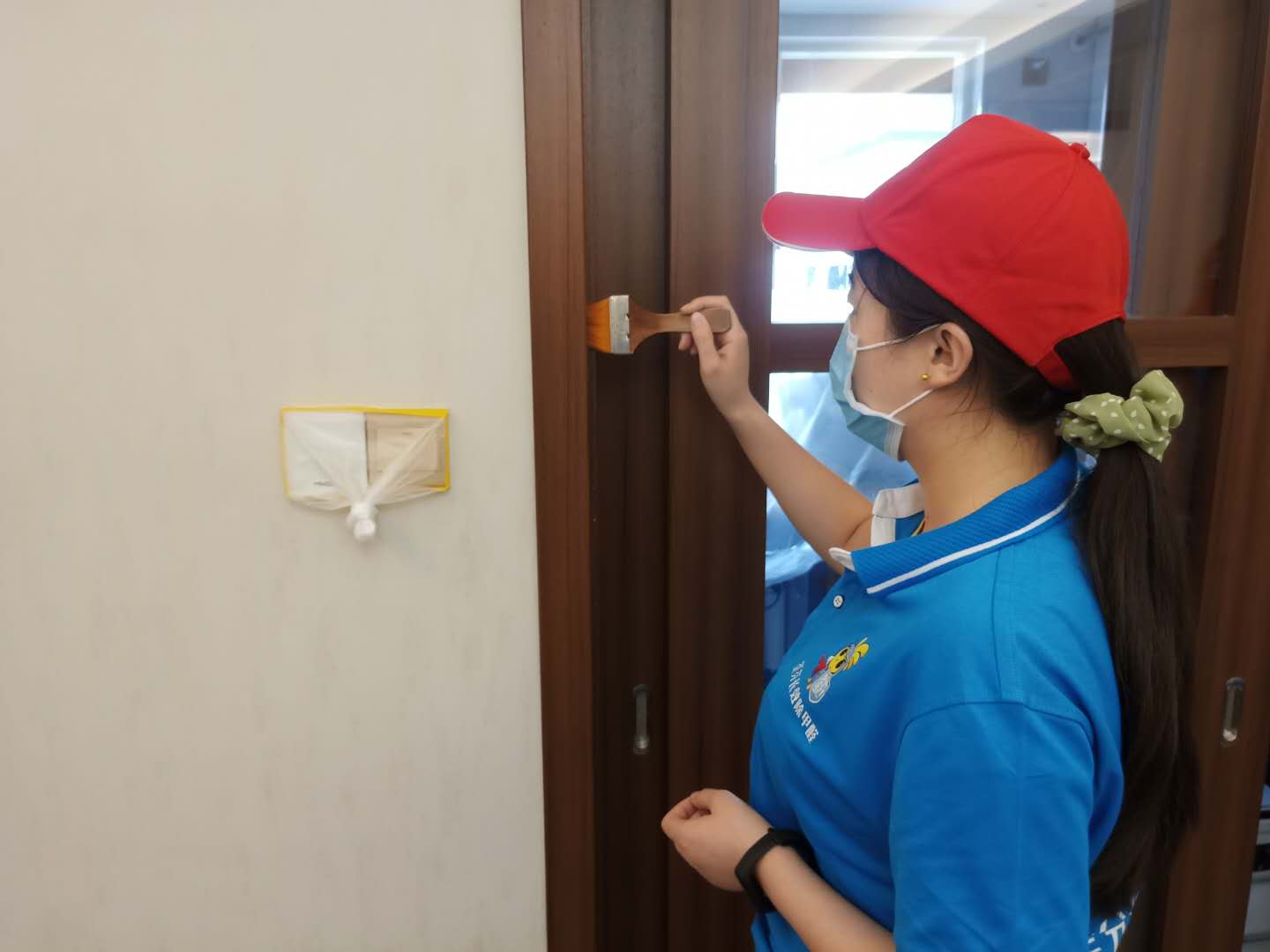 臥室木門(mén)接縫處刷子精細(xì)化施工治理